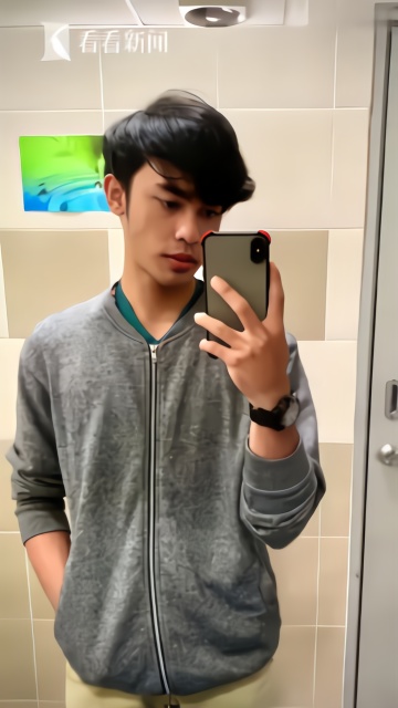 小伙手机失而复得打开惊呆嫌疑猴疯狂自拍还吃播