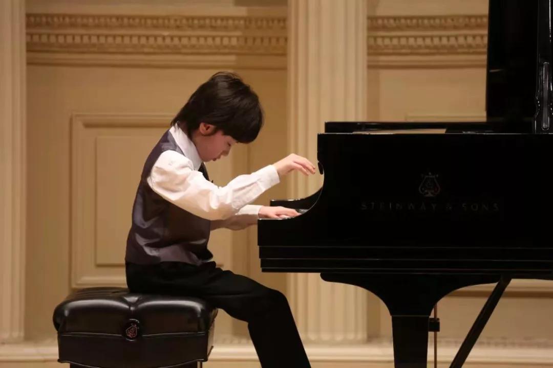 青年钢琴家张哲专访:27岁时带10岁神童刷新纪录演奏全套肖练!