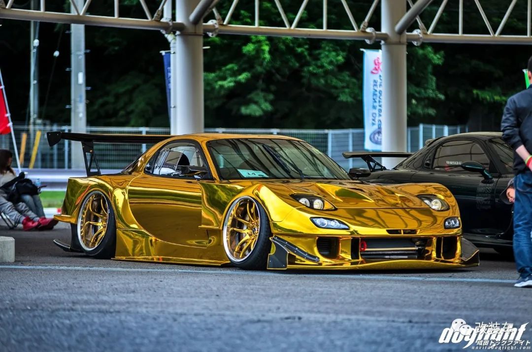 土豪金rx-7低趴竞技风格改装,趴下来犹如黄金甲上身