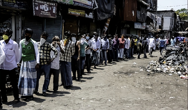 ​印度多地封城期延长 孟买民众排队领食物