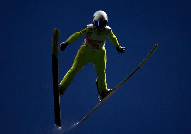 ↑10月2日,跳台滑雪国家集训队选手李雪尧在女子个人标准台比赛中,她最终以242.5分的总成绩获得首日比赛该项目第一名。