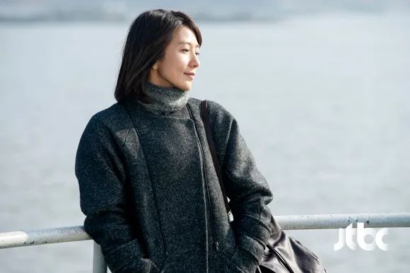 ▲《妻子的资格》是JTBC开台的首批电视剧，一举打破了韩国有线台十几年来的收视低迷局面。这部剧在疯魔的韩国小升初背景下，让两个天性单纯的中年男女相恋。