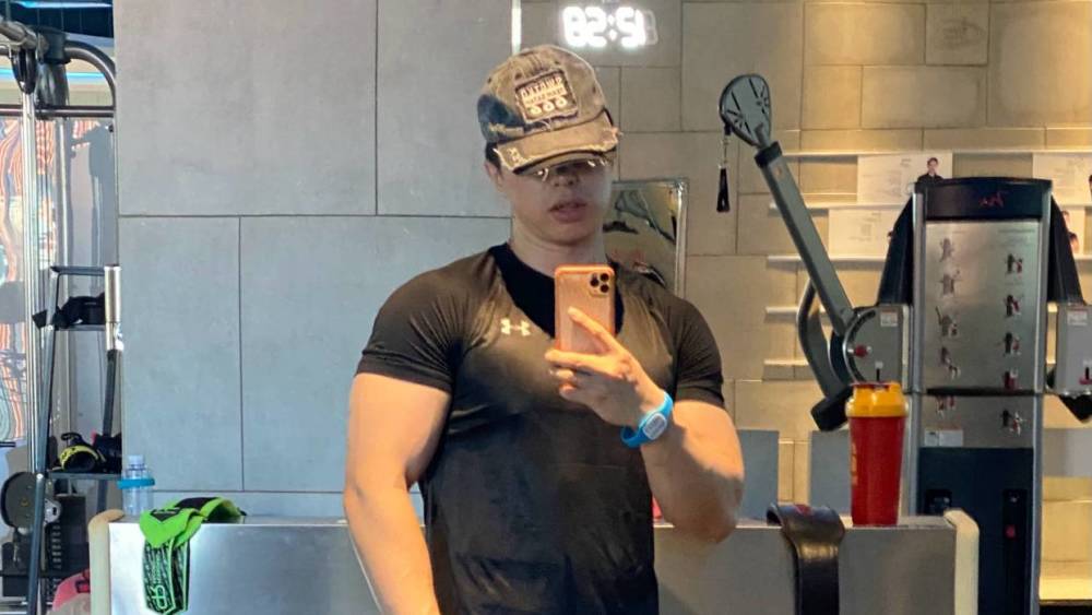 烧饼健身房秀肌肉,妻子和栾云平同时搭话,烧饼这次大意了__凤凰网