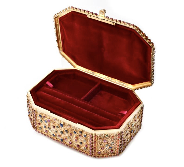 打开盖子的古董珠宝箱