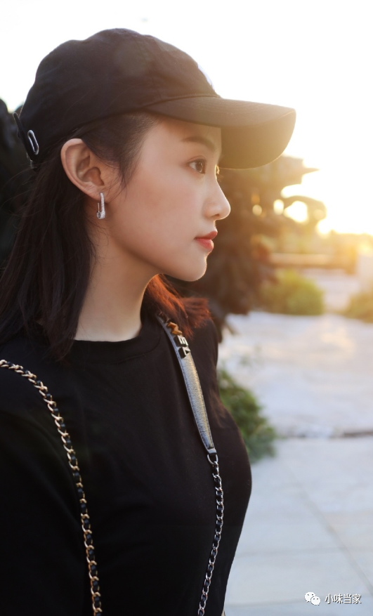 吴佳怡短裤是什么概念?为撞漫画既视感配"腿链",意外成引流__凤凰网