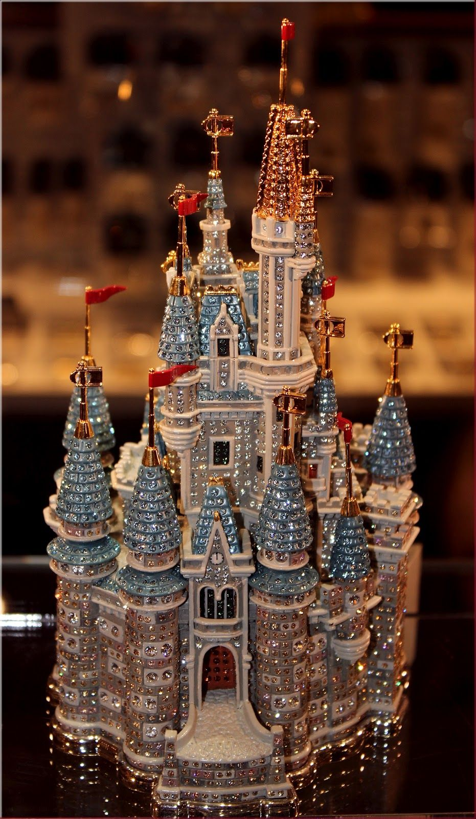 悲剧重演熊孩子打碎45万迪士尼城堡低龄不是借口家教才是关键