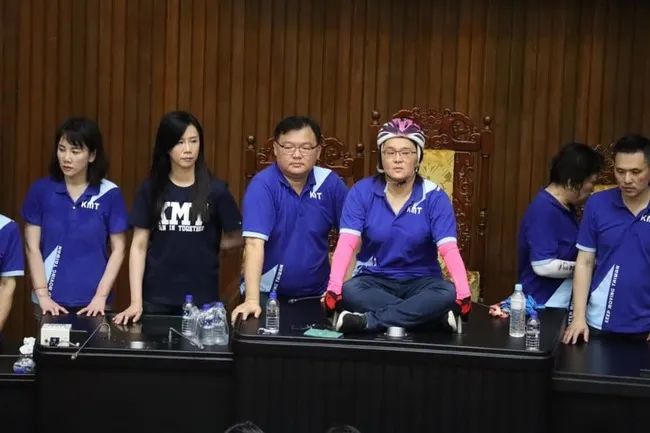 陈玉珍稳坐主席台
