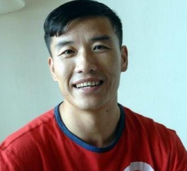 作为一名二人转演员,关小平早年间机缘巧合参演了电影《两个裹着红