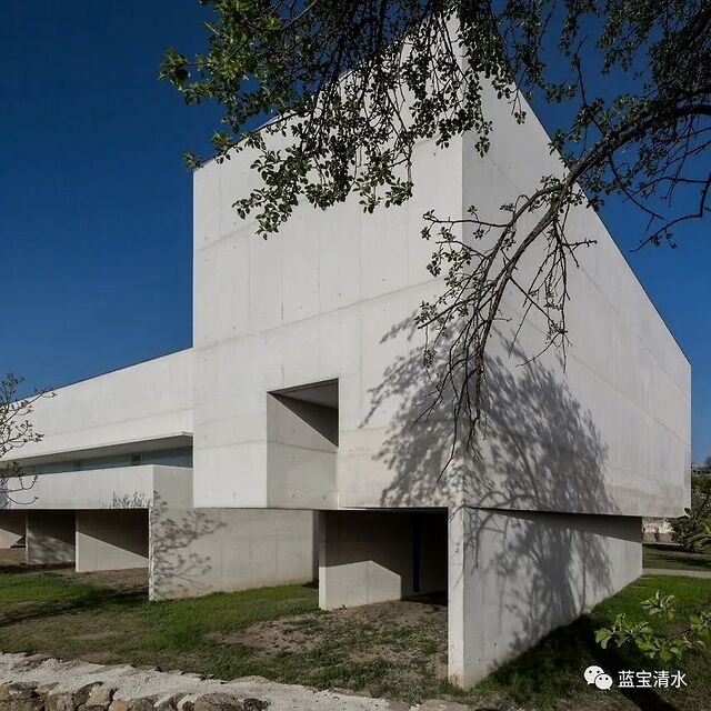 建筑装饰材料,典型的有粉刷,雕塑,地面,水磨石制品等,白水泥还可用于