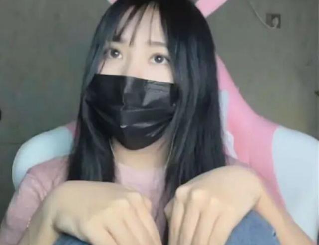 小团团首次露脸再登热搜,爆照晒出睡衣,网友:呆萌可爱没谁了!__凤凰网