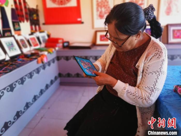 图为正在进行刺绣的正月。 乌娅娜 摄
