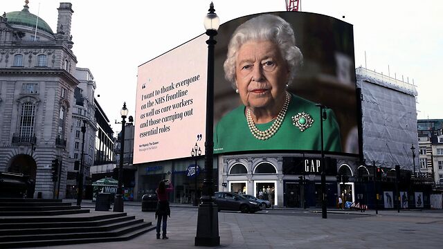 为鼓舞民众抗疫 伦敦街头现巨幅女王头像和这些标语