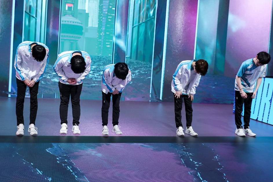 DWG战队成员战胜DRX后鞠躬。