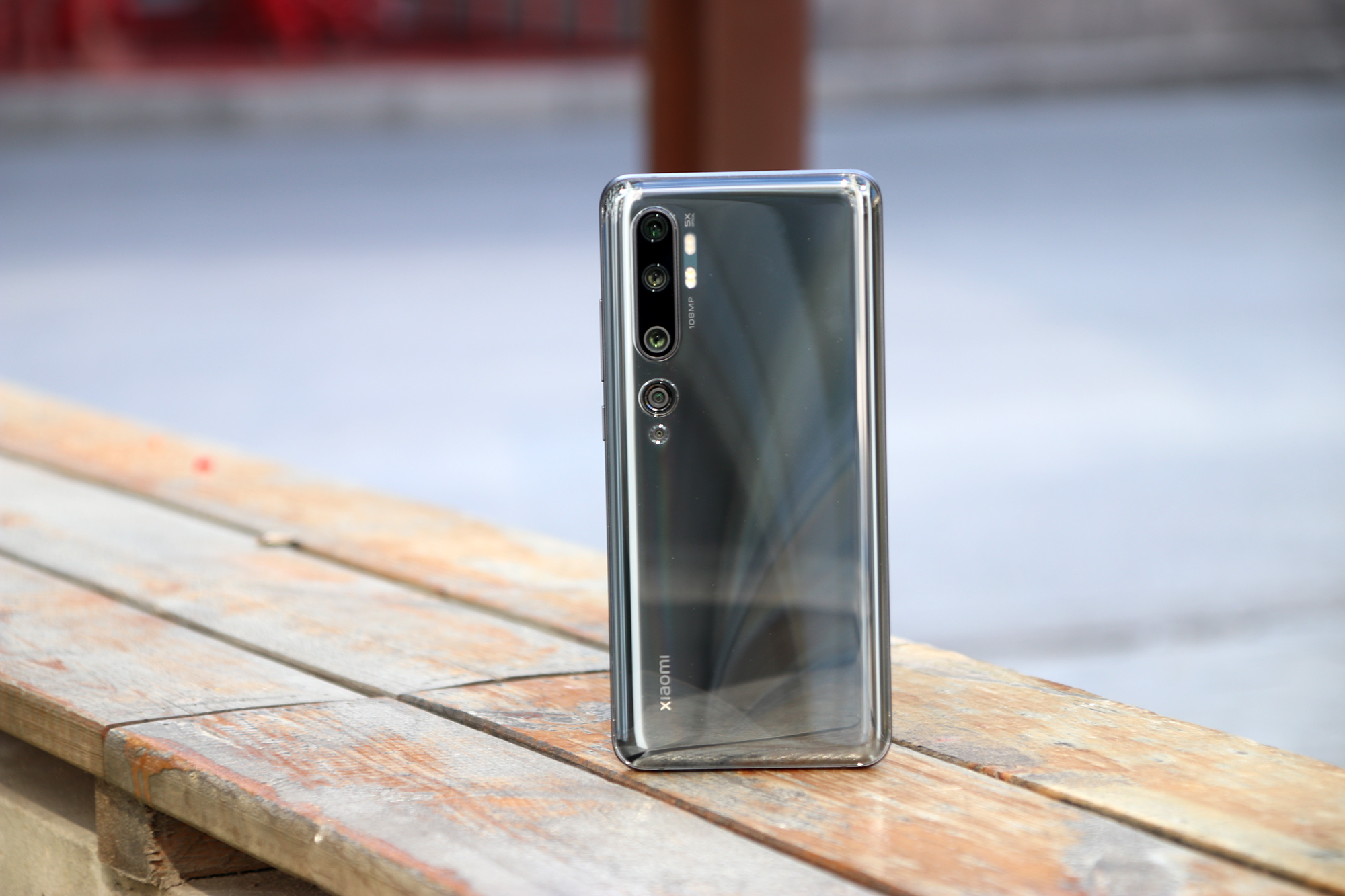 配备1亿像素摄像头,配备五摄四闪光灯,而且还支持10倍混合光学变焦和