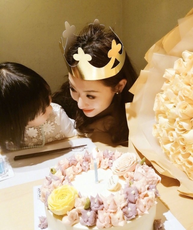 白冰前夫晒和女儿合影为女儿庆幼儿园毕业离婚不影响父女感情