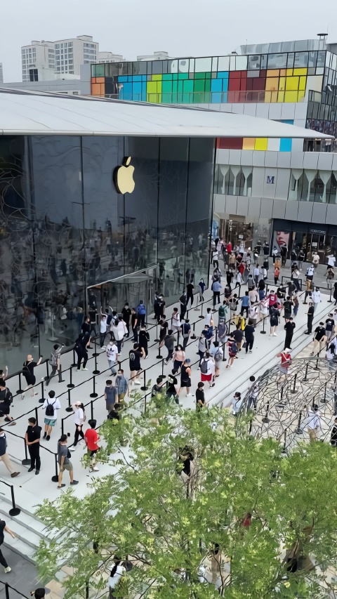 Apple 三里屯在 9:40 提前开店了