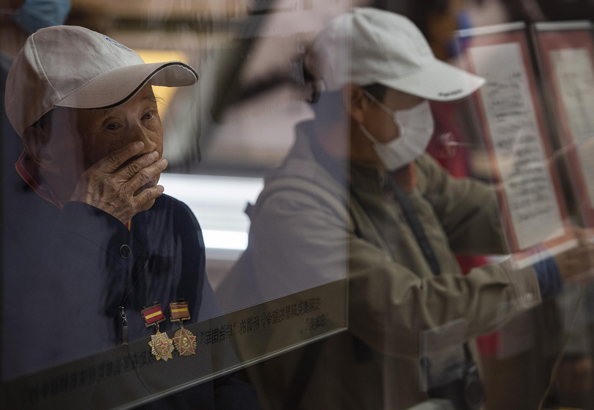 10月25日,来自四川的老兵魏爷爷在位于北京的中国人民革命军事博物馆参观“铭记伟大胜利 捍卫和平正义——纪念中国人民志愿军抗美援朝出国作战70周年主题展览”。此次展览中,有1900余件文物及展品亮相回顾了抗美援朝这段光辉历史,其中824件文物系首次展出。当天起,该主题展览向公众开放,展出至2021年2月底结束。 侯宇(摄影部)/中新社