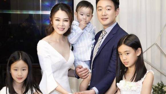 在成名后娶自己老师,10年生3娃低调多年,今将妻子宠成公主