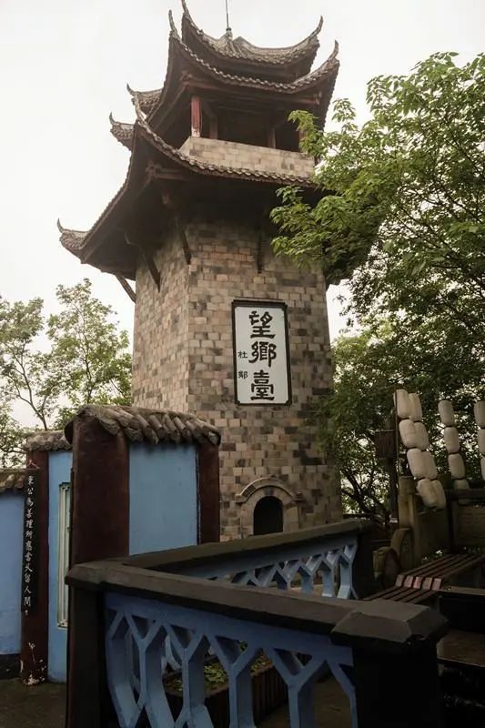 丰都鬼城又称为"幽都","鬼国京都 "鬼城以各种阴曹地府的建筑和造型而