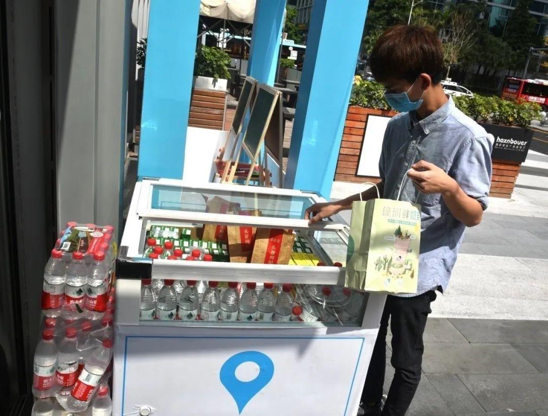 2月29日,一位市民送来5瓶奶茶.新华社记者 赵瑞希 摄 有人一车车地捐