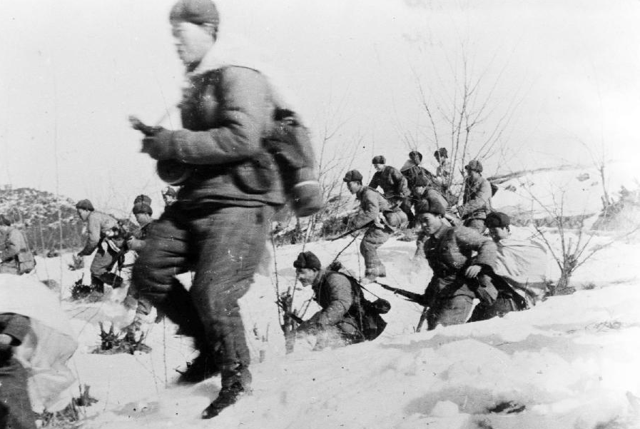 中国人民志愿军战士向美军进攻的情形（1951年摄）。