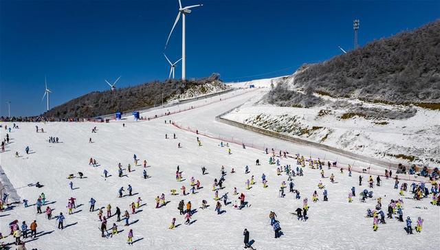当日,湖北五峰国际滑雪场雪后初晴,云雾和高山雪景勾勒出一幅幅美丽