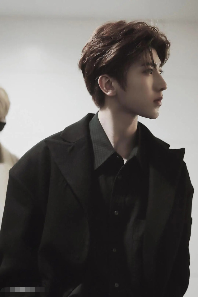 蔡徐坤再被质疑整容侧面照下巴太尖形状奇怪被吐槽可以锄地了