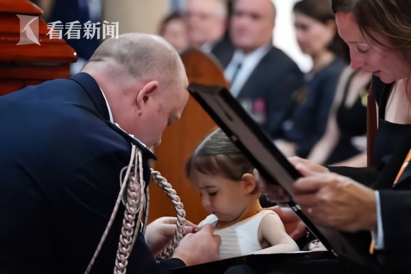 澳牺牲消防员葬礼举行 19个月大女儿戴上安全帽