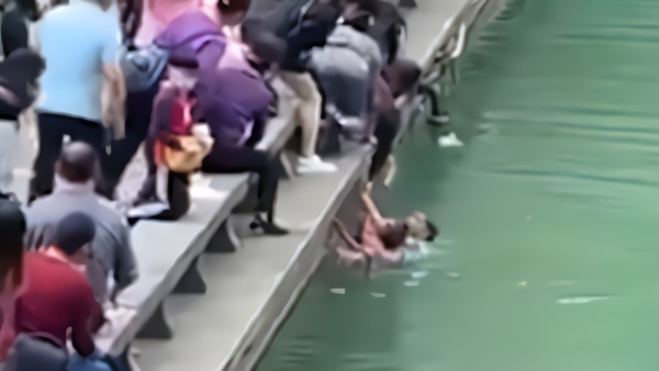 柳州3岁儿童失足坠湖,挣扎扑腾被托举救起_凤凰网视频_凤凰网