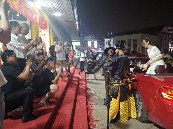 在江北下朱拍摄短视频的年轻人 澎湃新闻记者 吴雨欣 图