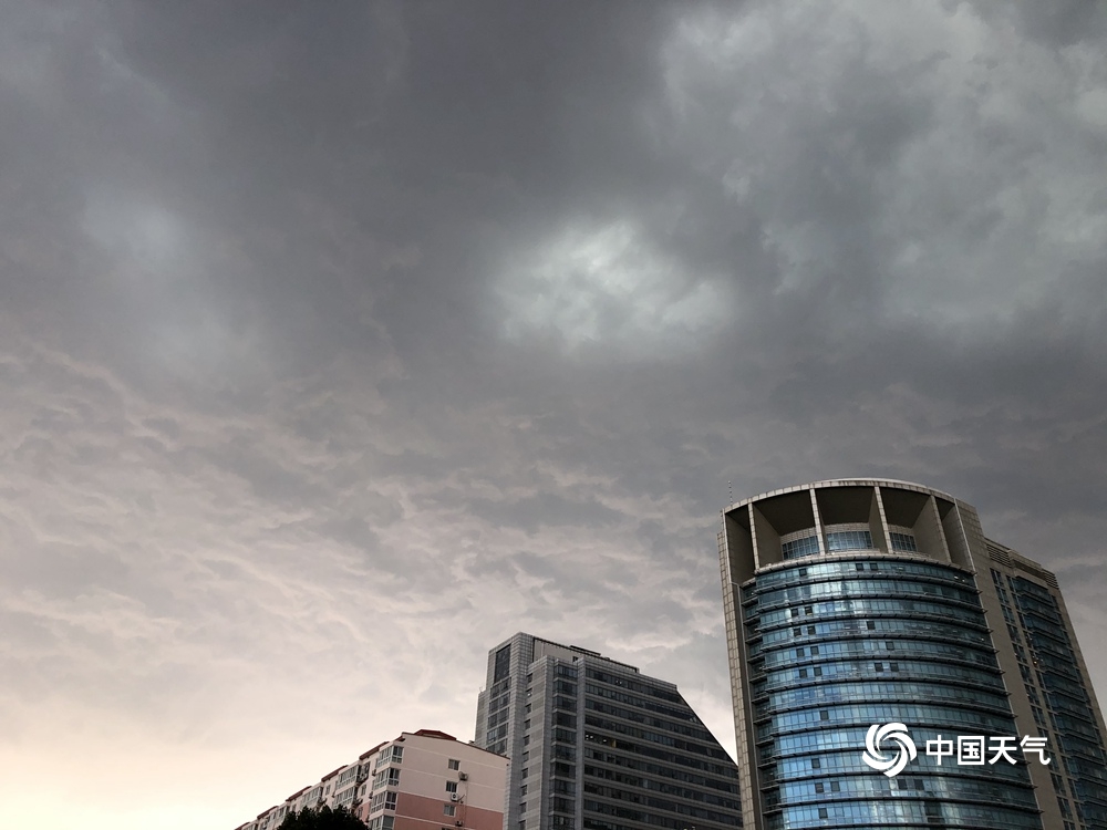 魔幻天空北京雷雨来袭天空波云诡谲如电影大片