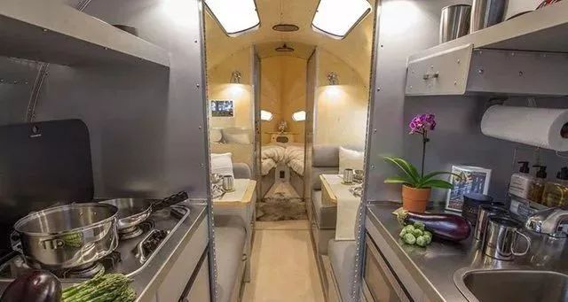 车皮像一面镜子,完美融于环境,这款拖挂房车很酷