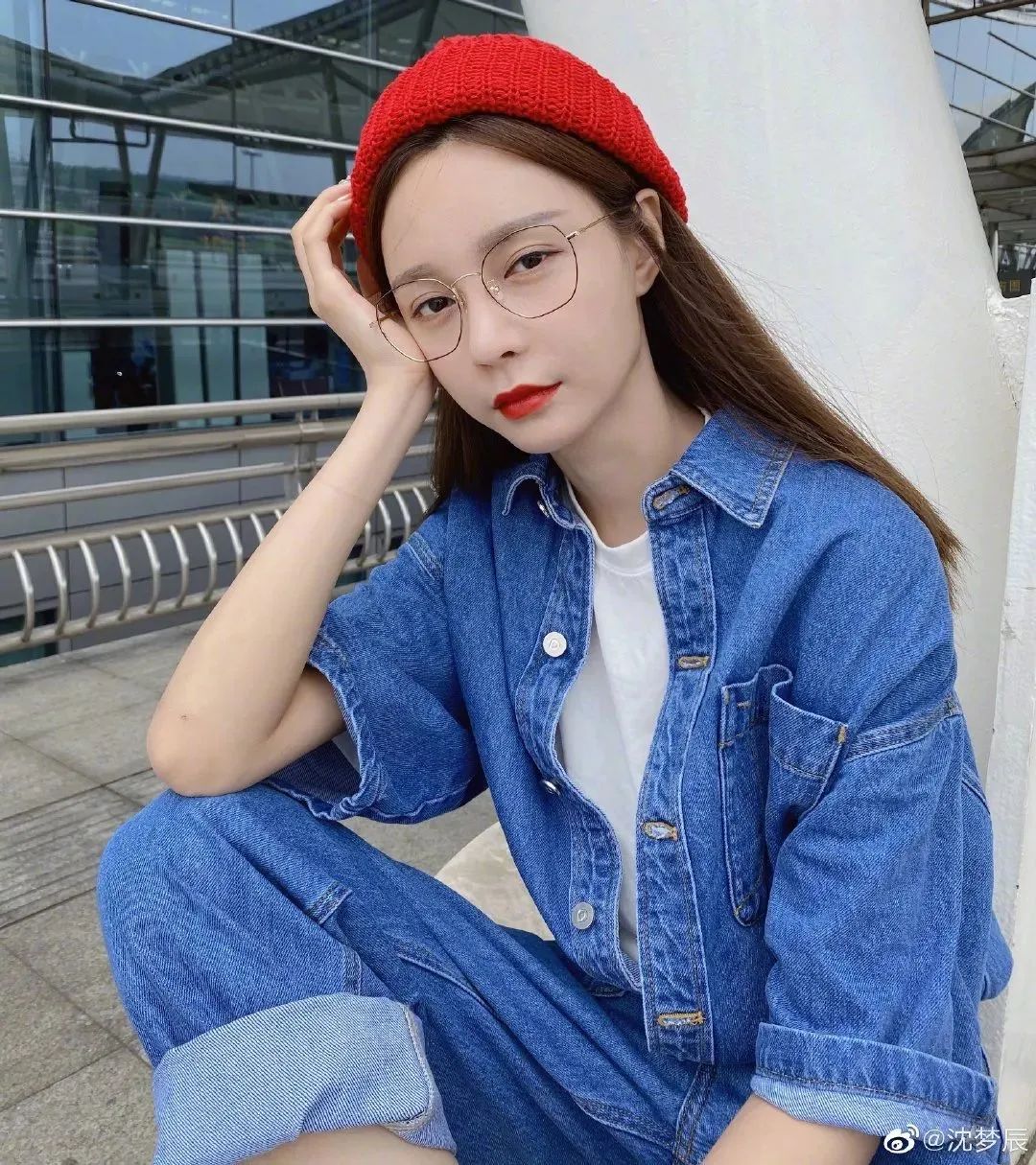 沈梦辰老师今天给大家介绍的是丸美的第5代弹力蛋白眼精华素,这款结合