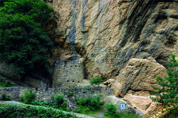 长征进入陕甘的通道,地势险要的峡谷隘口,很有纪念意义的景点