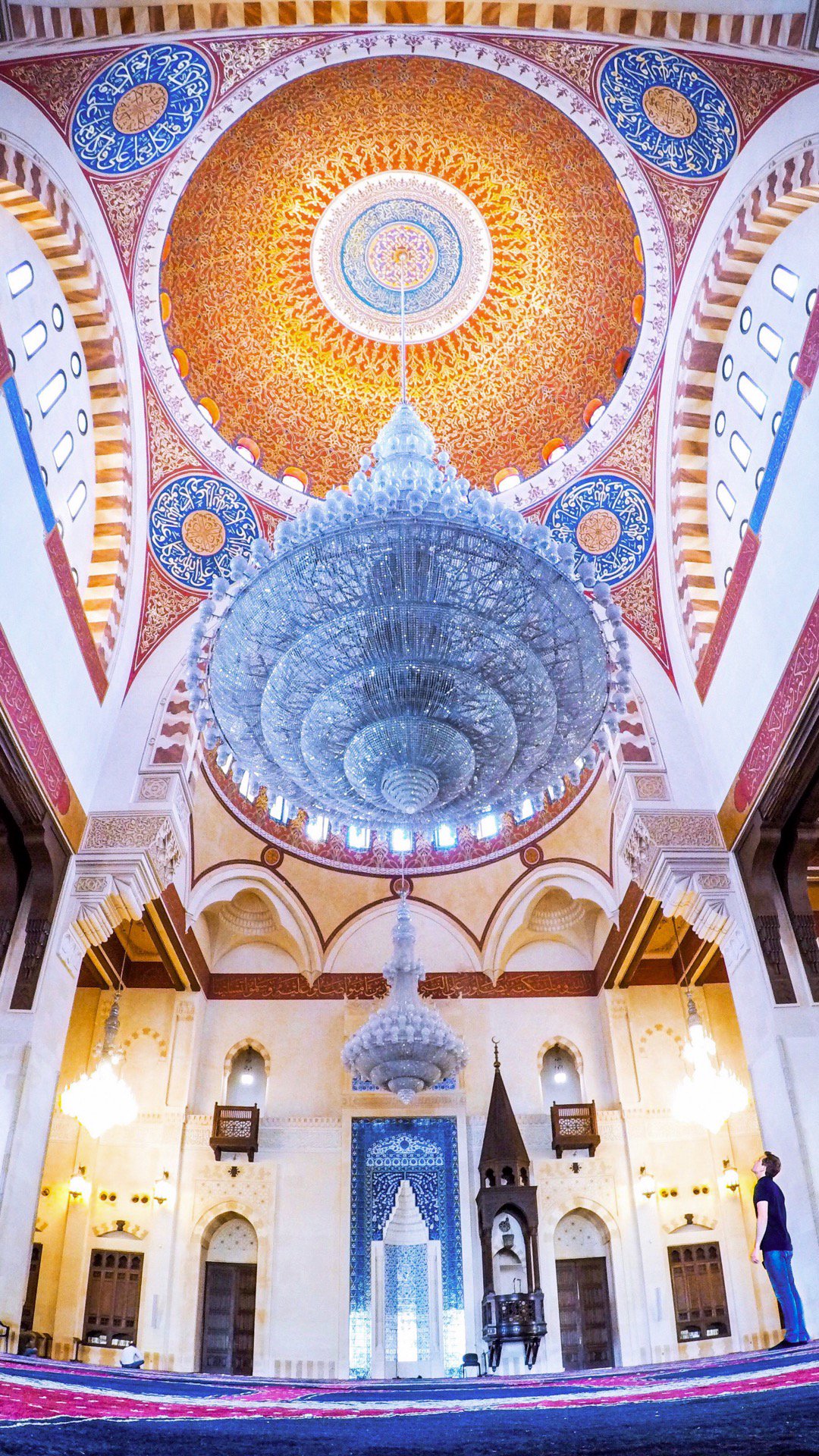 清真寺内装饰华丽，巨大的水晶吊灯悬在空中。   Tripadvisor 图