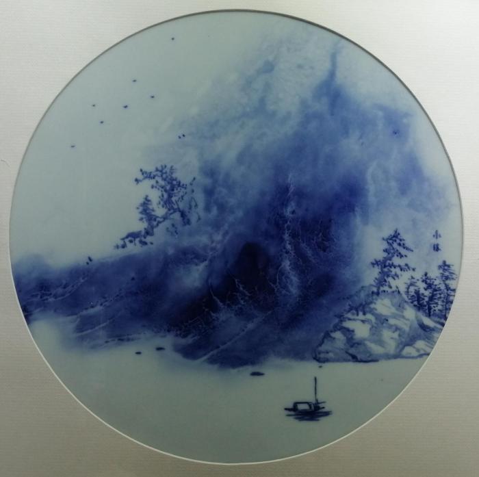 青花泼墨山水是景德镇陶瓷艺术的一个代表,黄永胜的瓷板画在继承传统