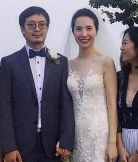 老总配老婆_华为老总任三老婆照片(2)