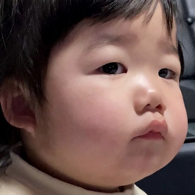 她有着肉乎乎的脸,圆滚滚的小肚子这小女孩可爱得不行!