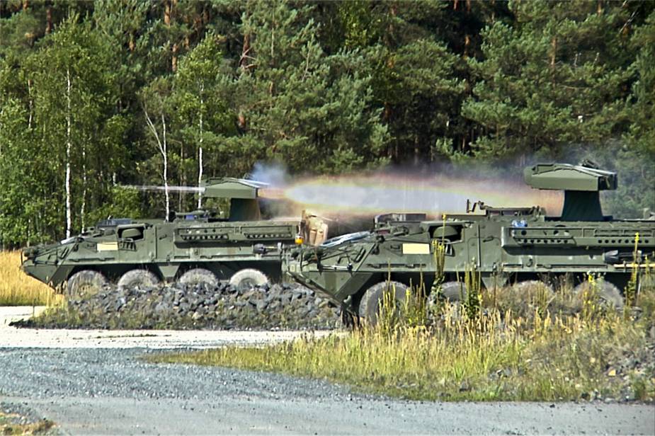 正在发射导弹的“斯特赖克”M1134装甲车