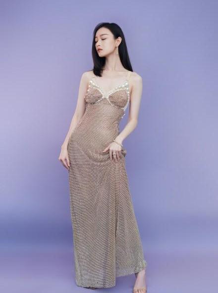 名门泽佳:倪妮新造型太绝!一袭珍珠吊带裙秀身材曲线效果性感优雅