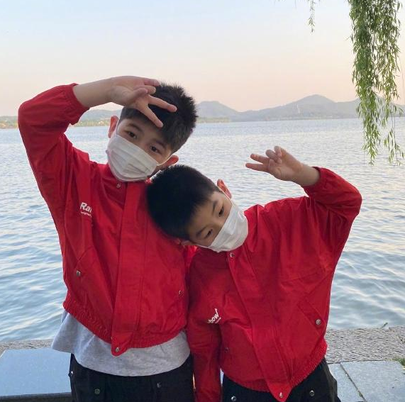 大家为什么更期待她的儿子长大你更喜欢哪位明星的儿子呢