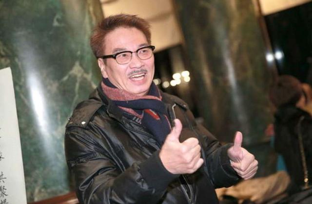 67岁吴孟达近照曝光,精神奕奕不显老,肚子肿成球也不愿减肥