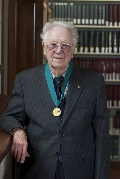 奥利弗·史密斯(Oliver Smithies),遗传工程的奠基人之一,他也因此分享了2007年的诺贝尔生理或医学奖。图片来源:Chemical Heritage Foundation/commons.wikimedia.org