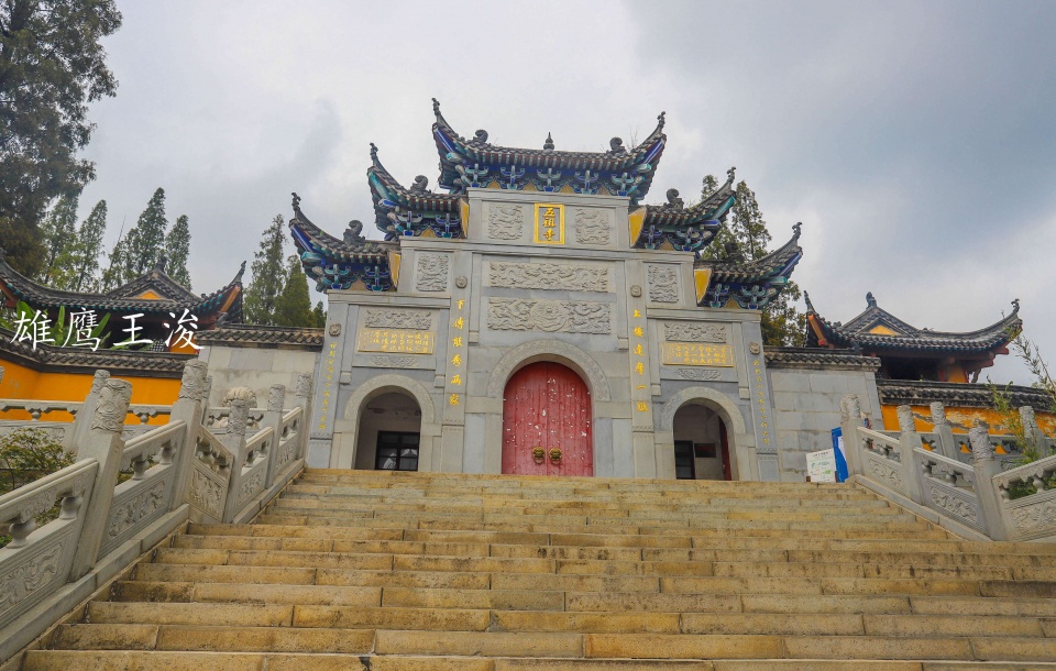 市境内,地处长江中游北岸,大别山的边缘地带,东面与安徽省宿松县接壤