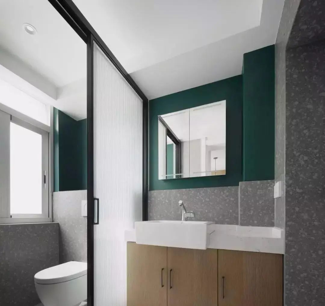 ▼ 采用白色谷仓门设计成卫生间的门片