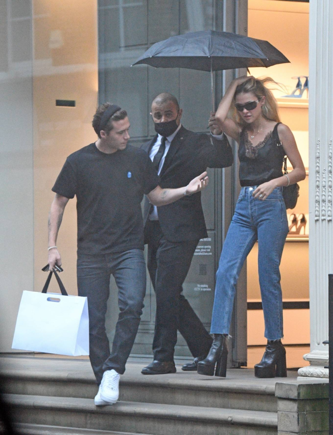 当地时间8月13日,nicola peltz和未婚夫brooklyn beckham现身伦敦街头