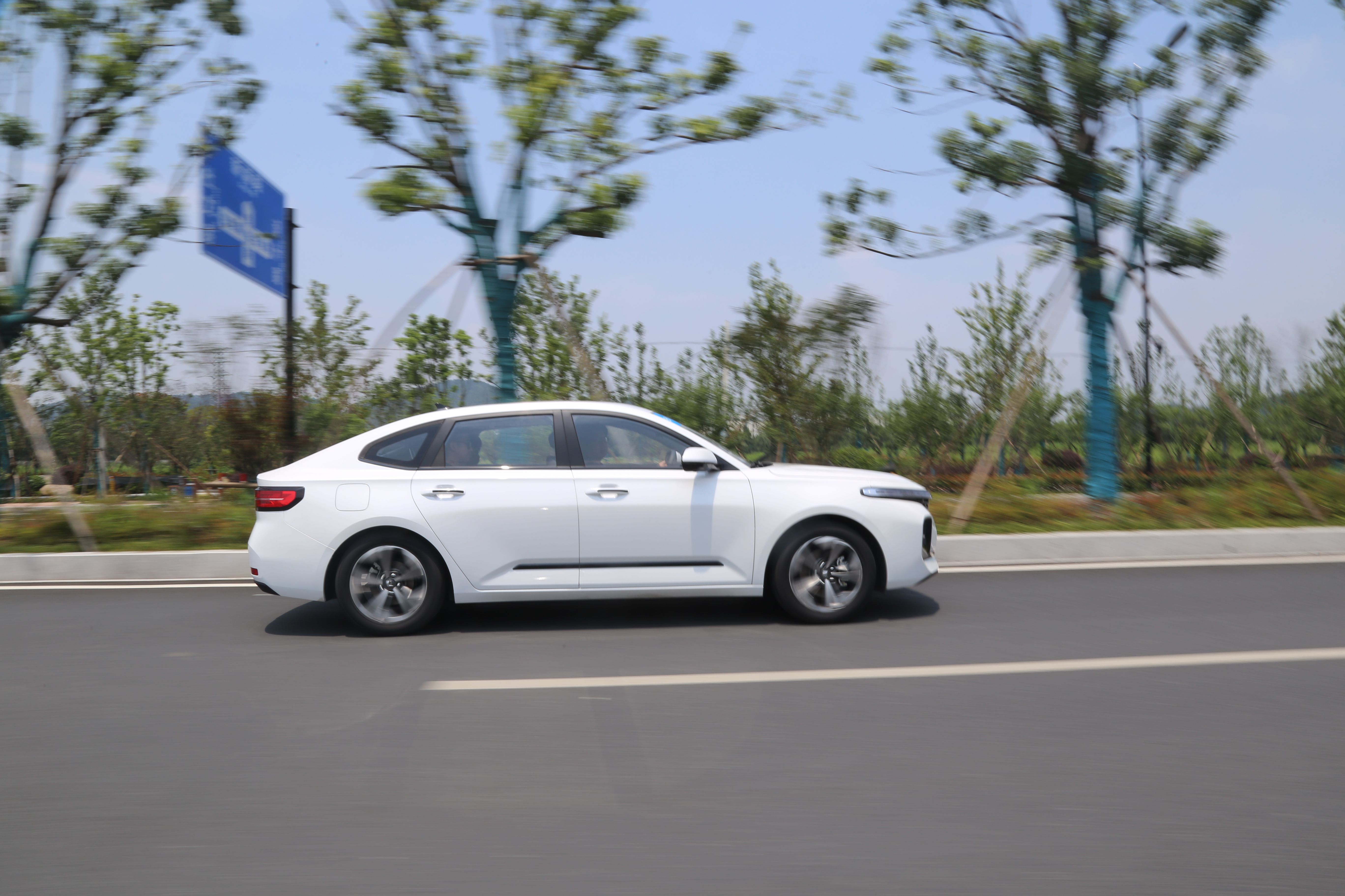 不走寻常路的家轿 抢先试驾新宝骏rc-5