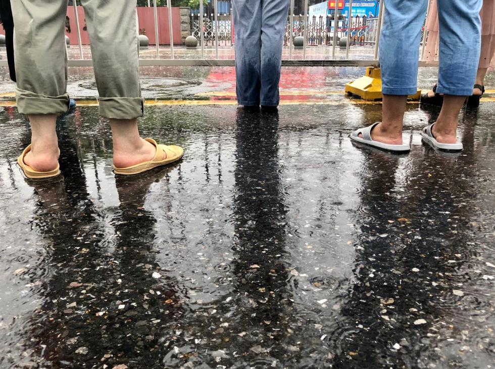 直击2020武汉雨中高考有一群人他们不怕雨