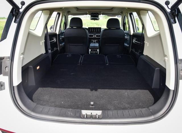 大家都是能当床的suv,轴距2800mm ,马力180 ,"国货之光"?