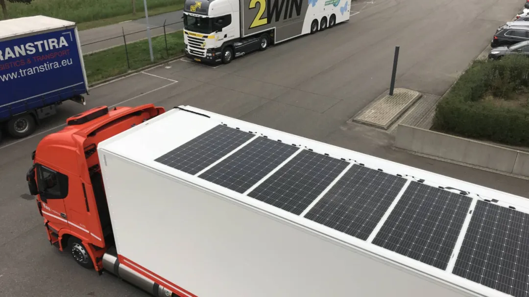 荷兰试验大货车车顶装太阳能发电板